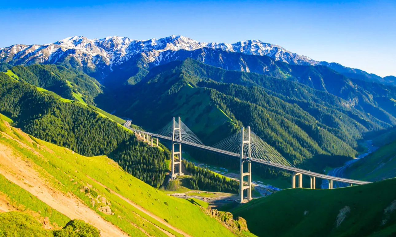 果子沟大桥远景